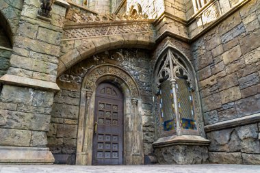 Taş bir şatonun büyük arka kapısını kapattı.