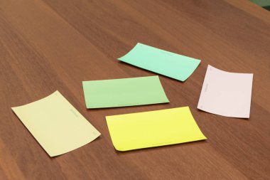 renk seçici kartlar tablo yüzeyinde yatar, seçici odak