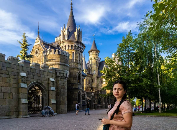 Chryashchevka, Russland, 16. Juli 2020, Schloss Garibaldi, eine junge Frau geht im Park vor einem mittelalterlichen Schloss — Stockfoto