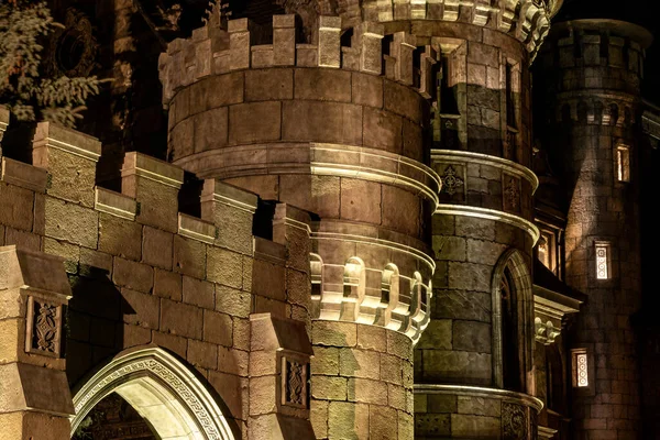 Torres de vigilancia redondas en la puerta de la pared del castillo de piedra, enfoque selectivo —  Fotos de Stock