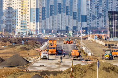 Kemerovo, Rusya 29 Nisan 2021. Pritomsky Bulvarı boyunca Tom Nehri 'nin setine kamu ve spor tesisleri inşa ediliyor.