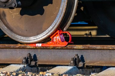 Vagon tekerinin altında çift göğüslü fren ayakkabısı vagonun yokuş aşağı kendiliğinden hareket etmesini engeller.