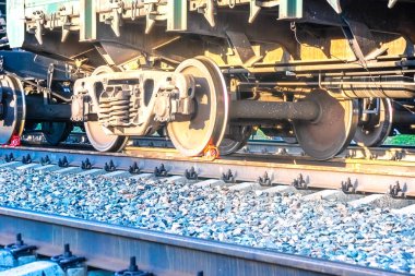 Araba frenlemek ve hareketsiz hale getirmek için demir bir ayakkabı kullanarak yuvarlanan stokların raylarında durmak ve güvenliği sağlamak.