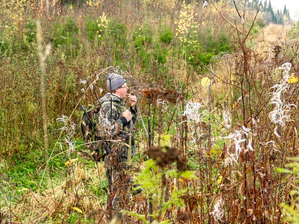 Hombre con armas semiautomáticas y mochila camina a través de bosques mixtos, caza y caza furtiva, apertura temporada de caza —  Fotos de Stock