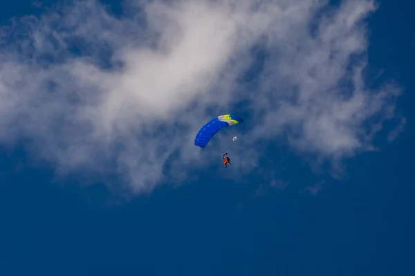 Blauwe parachute tegen blauwe lucht — Stockfoto