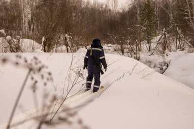 Avcı vadide kayak yapmak üzere.