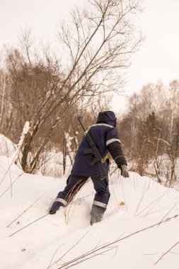 Kayak yapan bir avcı derin kara takıldı ve kara düştü.