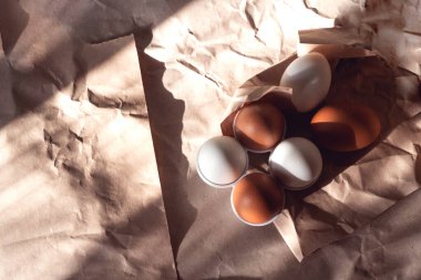 Buruşmuş kağıtta yumurtalar.