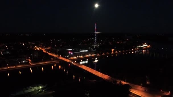 Nattutsikt över vindbryggan i Sankt Petersburg över Nevafloden — Stockvideo