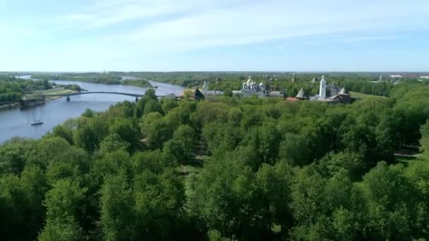 Vista aérea panorâmica de Veliky Novgorod, o tijolo vermelho Kremlin — Vídeo de Stock