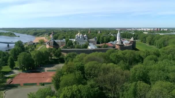 Πανοραμική εναέρια άποψη του Veliky Novgorod, το κόκκινο τούβλο Κρεμλίνο — Αρχείο Βίντεο