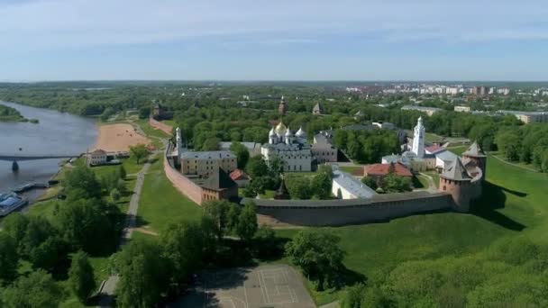 Vista aérea panorâmica de Veliky Novgorod, o tijolo vermelho Kremlin — Vídeo de Stock