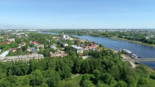 Panoramatický letecký pohled na Veliky Novgorod, červenou cihlu Kreml — Stock video