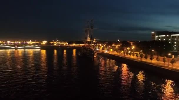 ロシアのサンクトペテルブルクの中心部のウォーターフロント近くの古いフリゲート。 — ストック動画