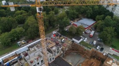 İnşaat alanının üzerinden uçmak, inşaat evleri - İHA görüntüleri