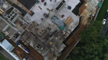 Helikopterden şehrin tamamlanmamış binasını gösteren hava görüntüsü.