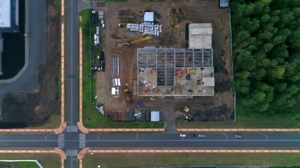 Volando sobre el sitio de construcción con maquinaria, imágenes de aviones no tripulados — Vídeos de Stock