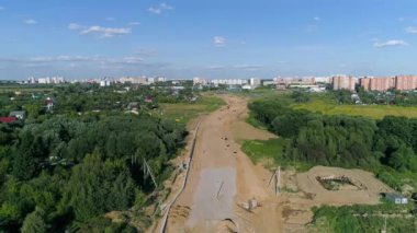 Özel inşaat makineleri, banliyölerde yeni yollar inşa etmek - İHA görüntüleri