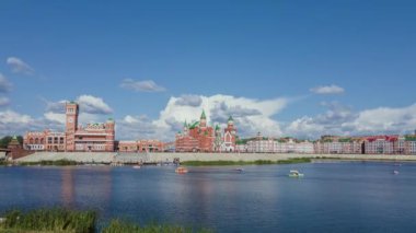 Sur Kokshaga nehri. Nehirde katamaranlar. Hiperlapse. İnsansız hava aracı görüntüleri