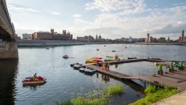 Plezierige boten en catamarans parkeren op de rivier. Hyperlapse drone beelden. — Stockvideo