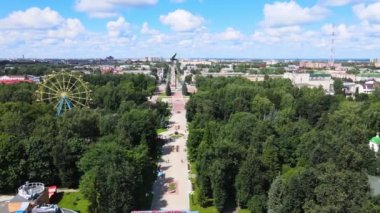 Küçük yeşil kasabada yaz günü. Kırlangıçlar ve keseli sansarlar parktaki ağaçların üzerinden uçar.