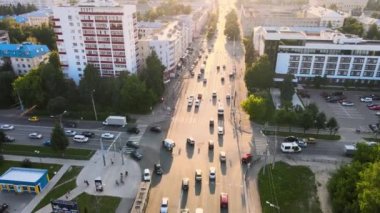 Şehir trafiği kavşağında batan güneşin altında. İnsansız hava aracı görüntüleri