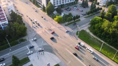 Şehir trafiği kavşağında batan güneşin altında. İnsansız hava aracı görüntüleri