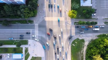 Şehir trafiği kavşağında batan güneşin altında. İnsansız hava aracı görüntüleri