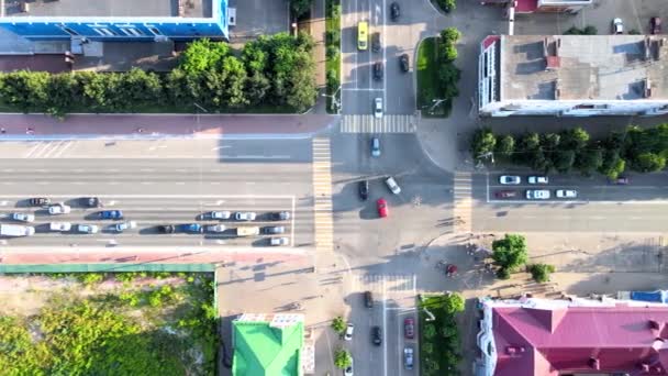 Atravesse estradas, árvores, carros durante a hora de ouro no pôr do sol de verão. Imagens de drones — Vídeo de Stock