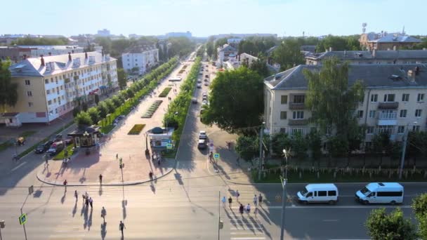 Nagranie dronów z przejścia dla pieszych z przejazdami i ruchem drogowym — Wideo stockowe