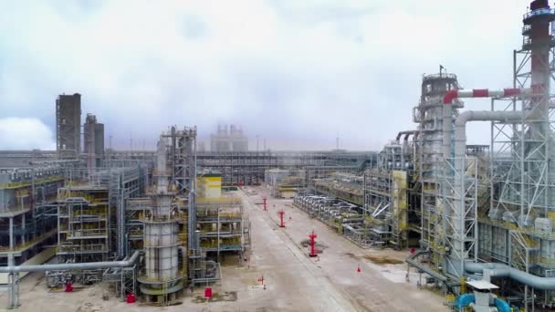 Вид дрона на нафтохімічний нафтопереробний комплекс. Нафтові та супутні газові баки — стокове відео