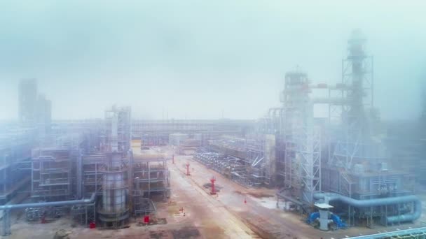 Drone view of petrochemical oil refining complex. Tanques de petróleo y gas asociados — Vídeos de Stock