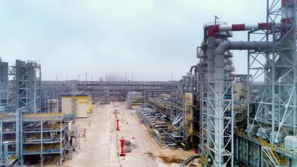 Drone view of petrochemical oil refining complex. Tanques de petróleo y gas asociados — Vídeos de Stock