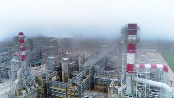 Veduta aerea della nebbia che galleggia sulla raffineria e sul camino industriale. Filmati dei droni — Video Stock