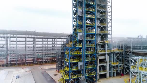 Torre de separación de aceite. Conseguir gasolina en una refinería de petróleo. Imágenes industriales. — Vídeos de Stock