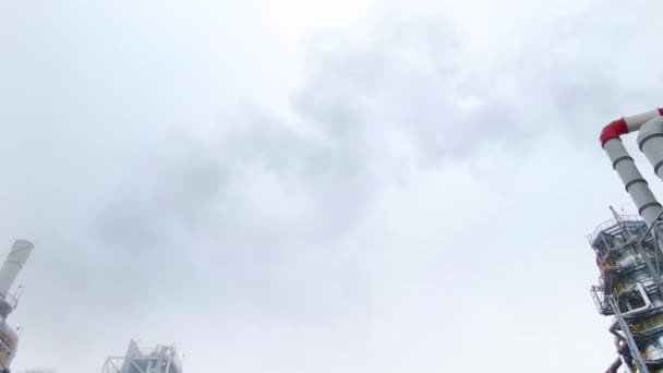 Schoorsteen, vervuilende atmosfeer met uitstoot van kooldioxide en kankerverwekkende stoffen — Stockvideo