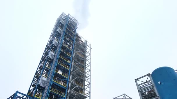 Torre per distillazione di olio e benzina. Gasdotti in una raffineria di petrolio — Video Stock