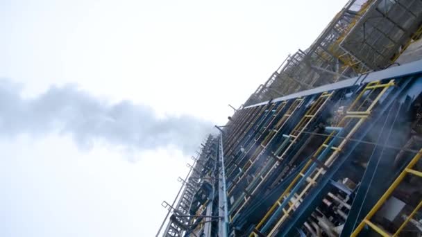 Rotation de la caméra à 360 degrés à la base de la tour d'essence. Ciel nuageux et fumée épaisse — Video