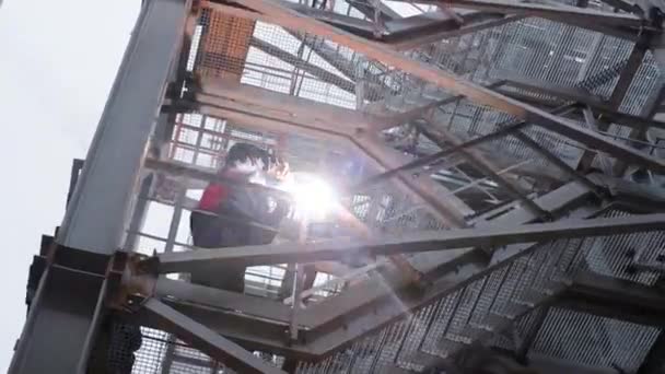 Un saldatore esegue lavori di riparazione su una struttura metallica in una fabbrica — Video Stock