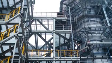 Fabrikada iş vardiyası, kaynak. Kaynak makinesinden kıvılcımlar düşüyor.