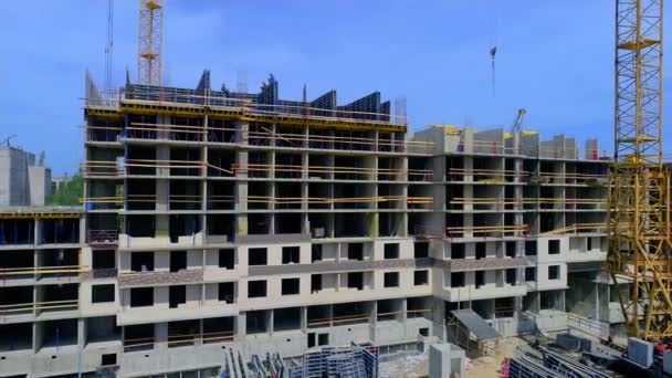 Строительство Нового Многоэтажного Здания Панелей Строительных Плит Летний Синхронный День — стоковое видео