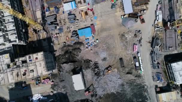 Volando Sobre Sitio Construcción Las Excavadoras Eliminan Los Escombros Las — Vídeo de stock