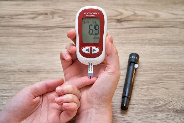 Mätning Blodsocker Med Glukometer Hemma Högt Blodsocker Mätning Stockfoto