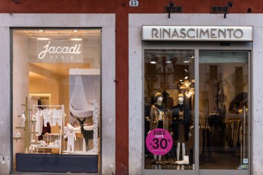 VERONA, ITALY, 20 EYLÜL 2020: Verona Piazza Erbe 'deki Jacadi Paris mağazası, çocuk kıyafetleri mağazası