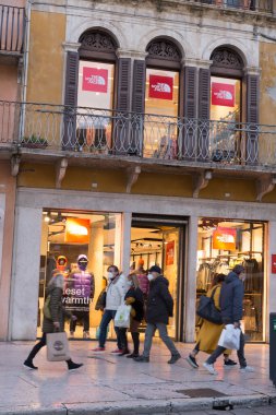 VERONA, İtalya, 20 EYLÜL 2020: Verona 'daki Kuzey Yüzlü Dükkanı
