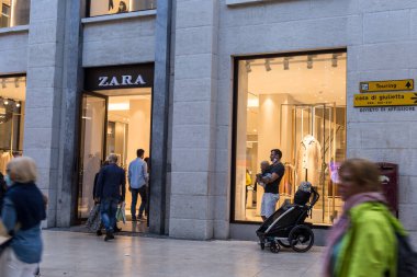 VERONA, ITALY, EPTEMBER, 26 Eylül 2020: Verona Center 'daki Zara mağazası