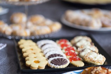 Bir sürü farklı kurabiye, çöl kekleri. 