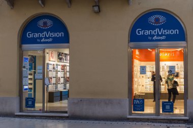 VERONA, İTALYA, 20 EYLÜL 2020: Verona 'daki GrandVision mağazası