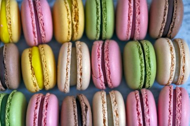 Renkli kurabiye çeşitleri çöl pastaları. 