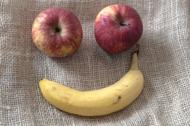 İki elma ve muz. Yakın çekim. 